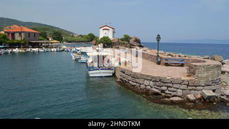 Die kleine Mermaid Madonna Kirche liegt direkt am Hafen von Skala Sikaminias Lesvos Griechenland Stockfoto