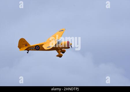 Stinson Reliant Aircraft 1942 in Royal navy gelb Farben fliegen . Stockfoto