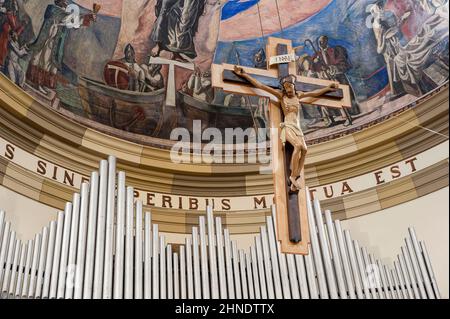 Altopascio, Lucca, Italien - 2015, Mai 13: Gekreuzigt Christus in der Kirche San Jacopo Maggiore. Stockfoto