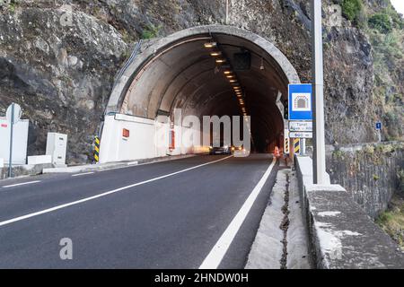 MADEIRA, PORTUGAL - 23. AUGUST 2021: Es ist einer der modernen Straßentunnel entlang der Nordwestküste der Insel. Stockfoto