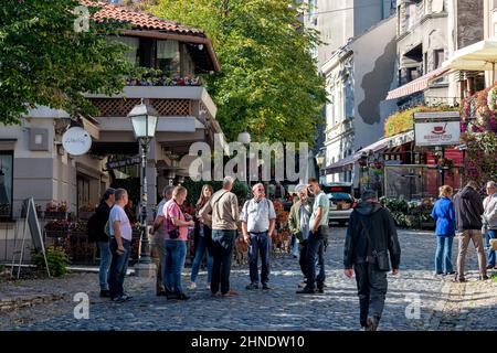 Belgrad, Serbien - 28. September 2019: Touristengruppe in der Skadarlija Straße (auch bekannt als Skadarska) Stockfoto