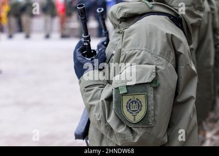 Litauischer NATO-Soldat mit Waffe. Die Organisation des Nordatlantikvertrags, auch Nordatlantikallianz genannt, ist ein zwischenstaatliches Militär Stockfoto