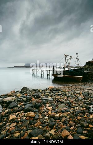 Ein altes, rostetes Fischerboot auf der Isle of Mull, Schottland. Stockfoto