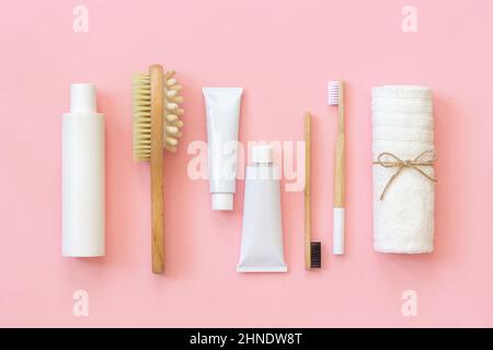 Set von Öko-Kosmetik-Produkten und Werkzeugen für Dusche oder Bad Bambus Zahnbürste, natürliche Bürste, weiße Flaschen, Handtuch Zubehör für Körper, Gesicht und Zähne Stockfoto