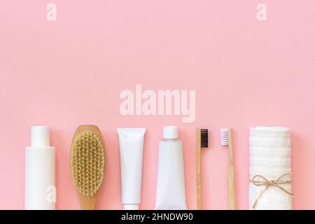 Set von Öko-Kosmetik-Produkten und Werkzeugen für Dusche oder Bad Bambus Zahnbürste, natürliche Bürste, weiße Flaschen, Handtuch Zubehör für Körper, Gesicht und Zähne Stockfoto