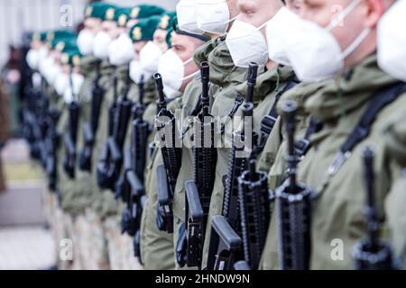 Litauischer NATO-Soldat mit Waffe. Die Organisation des Nordatlantikvertrags, auch Nordatlantikallianz genannt, ist ein zwischenstaatliches Militär Stockfoto
