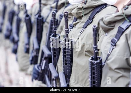 Litauischer NATO-Soldat mit Waffe. Nahaufnahme der Waffe. Ukraine-Russland-Konflikt. Stockfoto