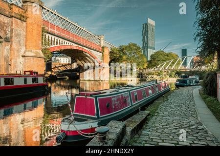 Schmale Boote auf dem Bridgewater Canal in der Nähe von Merchant's Bridge, Castlefields, Manchester Stockfoto