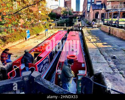 Zwei schmale Boote in einer Schleuse auf dem Bridgewater Canal in Castlefields, Manchester Stockfoto