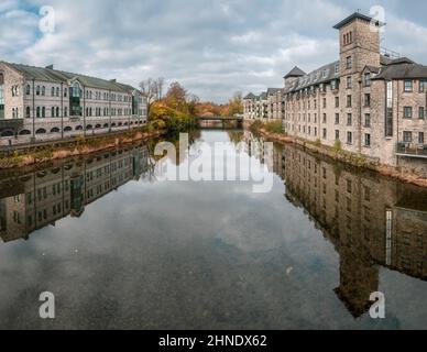 Perfekte Reflexionen auf dem Fluss Kent in Kendal Stockfoto