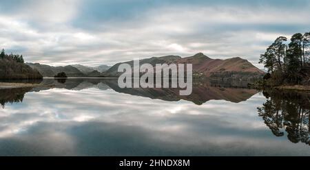 Panoramablick auf den Cat Bells Ridge, der sich im Derwent Water in der Nähe von Keswick widerspiegelt Stockfoto