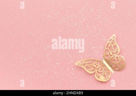 Funkelt Glitzer und Gold tracery Schmetterling auf rosa Pastell trendy Hintergrund. Festlicher Hintergrund, Vorlage. Stockfoto