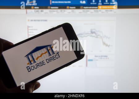 Rheinbach, Deutschland 15. Februar 2022, das Markenlogo „Bourse Direct“ auf dem Display eines Smartphones vor der Website (Fokus auf das Markenlogo) Stockfoto