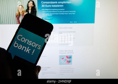 Rheinbach, Deutschland 15. Februar 2022, das Markenlogo „Consors Bank“ auf dem Display eines Smartphones vor der Website (Fokus auf das Markenlogo) Stockfoto