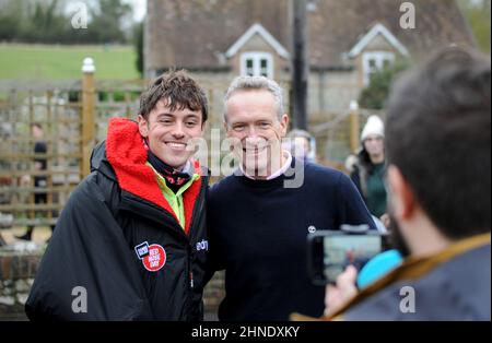 Winterbourne Abbas, Dorset, Großbritannien. 16th. Februar 2022. Der Olympiasieger Tom Daley posiert für Selfies am 3. Tag seiner Comic Relief Hell of a Homecoming Challenge vom Queen Elizabeth Olympic Park in London in seine Heimatstadt Plymouth in Devon. Auf dieser Etappe radelt er 130 Meilen von Southampton nach Bovey Castle am Dartmoor in Devon. Kredit: David Partridge / Alamy Live Nachrichten Stockfoto