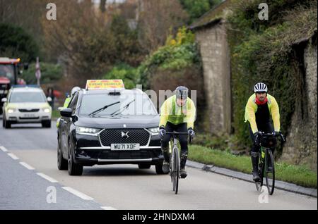 Winterbourne Abbas, Dorset, Großbritannien. 16th. Februar 2022. Der Olympiasieger Tom Daley hält nach 7 Stunden Fahrt am 3. Tag seiner Comic Relief Hell of a Homecoming Challenge vom Queen Elizabeth Olympic Park in London in seine Heimatstadt Plymouth in Devon zum Mittagessen an. Auf dieser Etappe radelt er 130 Meilen von Southampton nach Bovey Castle am Dartmoor in Devon. Kredit: David Partridge / Alamy Live Nachrichten Stockfoto