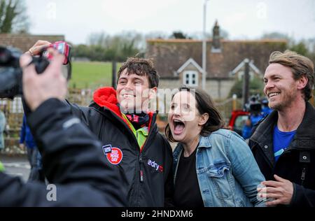 Winterbourne Abbas, Dorset, Großbritannien. 16th. Februar 2022. Der Olympiasieger Tom Daley posiert für Selfies am 3. Tag seiner Comic Relief Hell of a Homecoming Challenge vom Queen Elizabeth Olympic Park in London in seine Heimatstadt Plymouth in Devon. Auf dieser Etappe radelt er 130 Meilen von Southampton nach Bovey Castle am Dartmoor in Devon. Kredit: David Partridge / Alamy Live Nachrichten Stockfoto