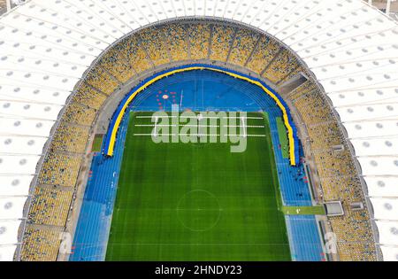 KIEW, UKRAINE - 16. FEBRUAR 2022 - Aktivisten halten am Tag der Einheit in Kiew, der Hauptstadt der Ukraine, die größte Staatsflagge Kiews mit einer Länge von 200m (656ft). Kredit: Ukrinform/Alamy Live Nachrichten Stockfoto