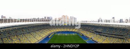 KIEW, UKRAINE - 16. FEBRUAR 2022 - Aktivisten halten am Tag der Einheit in Kiew, der Hauptstadt der Ukraine, die größte Staatsflagge Kiews mit einer Länge von 200m (656ft). Kredit: Ukrinform/Alamy Live Nachrichten Stockfoto