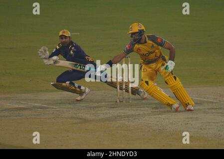 Lahore, Pakistan. 15th. Februar 2022. Ein Blick auf das Cricket-Spiel der Pakistan Super League Seven (PSL 7) Twenty20 zwischen Peshawar Zalmi und dem Team von Quetta Gladiator im Gaddafi Cricket Stadium in Lahore. Peshawar Zalmi gewann das Spiel mit 24runs. (Foto von Rana Sajid Hussain/Pacific Press/Sipa USA) Quelle: SIPA USA/Alamy Live News Stockfoto