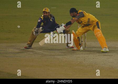 Lahore, Pakistan. 15th. Februar 2022. Ein Blick auf das Cricket-Spiel der Pakistan Super League Seven (PSL 7) Twenty20 zwischen Peshawar Zalmi und dem Team von Quetta Gladiator im Gaddafi Cricket Stadium in Lahore. Peshawar Zalmi gewann das Spiel mit 24runs. (Foto von Rana Sajid Hussain/Pacific Press/Sipa USA) Quelle: SIPA USA/Alamy Live News Stockfoto