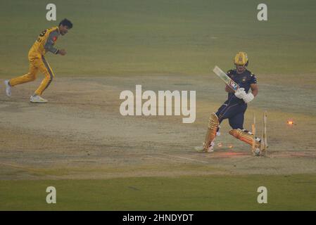 Lahore, Pakistan. 15th. Februar 2022. Ein Blick auf das Cricket-Spiel der Pakistan Super League Seven (PSL 7) Twenty20 zwischen Peshawar Zalmi und dem Team von Quetta Gladiator im Gaddafi Cricket Stadium in Lahore. Peshawar Zalmi gewann das Spiel mit 24runs. (Foto von Rana Sajid Hussain/Pacific Press/Sipa USA) Quelle: SIPA USA/Alamy Live News Stockfoto