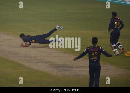 Lahore, Pakistan. 15th. Februar 2022. Ein Blick auf das Cricket-Spiel der Pakistan Super League Seven (PSL 7) Twenty20 zwischen Peshawar Zalmi und dem Team von Quetta Gladiator im Gaddafi Cricket Stadium in Lahore. Peshawar Zalmi gewann das Spiel mit 24runs. (Foto von Rana Sajid Hussain/Pacific Press/Sipa USA) Quelle: SIPA USA/Alamy Live News Stockfoto