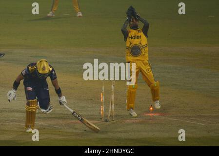 Lahore, Pakistan. 15th. Februar 2022. Ein Blick auf das Cricket-Spiel der Pakistan Super League Seven (PSL 7) Twenty20 zwischen Peshawar Zalmi und dem Team von Quetta Gladiator im Gaddafi Cricket Stadium in Lahore. Peshawar Zalmi gewann das Spiel mit 24runs. (Foto von Rana Sajid Hussain/Pacific Press/Sipa USA) Quelle: SIPA USA/Alamy Live News Stockfoto