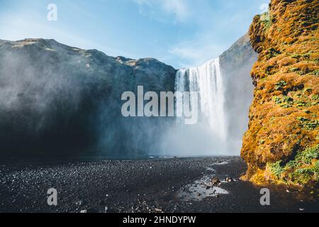 Fantastische Aussicht auf beliebte Touristenattraktion. Lage berühmter Skogafoss Wasserfall, Skoga Fluss, Island, Europa. Szenische Bild der schönen Natur Mod Stockfoto