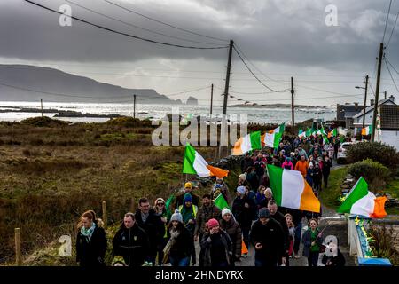 Dorfbewohner nehmen an der St. Patrick's Day Parade im Küstendorf Rosbeg, County Donegal, Irland, Teil Stockfoto