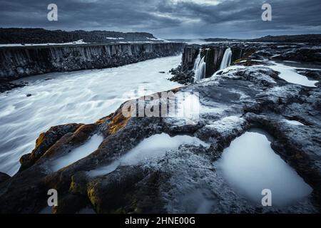 Tolle Aussicht auf den berühmten Selfoss Wasserfall. Ort Ort Vatnajokull Nationalpark, Jokulsa a Fjollum, Island, Europa. Szenisches Bild von beliebten Touren Stockfoto