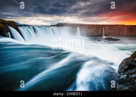 Atemberaubende Aussicht auf die mächtige Godafoss-Kaskade. Lage Bardardardalur Tal, Skjalfandafljot Fluss, Island, Europa. Malerisches Bild von schönen Naturlandschaften Stockfoto