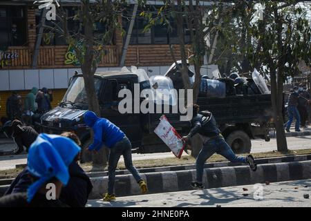 Kathmandu, Nepal. 16th. Februar 2022. Demonstranten schleudern Steine und Steine auf die Bereitschaftspolizei während eines Protestes in Kathmandu. Verschiedene politische Parteien treffen Jugendflügel mit der nepalesischen Polizei vor dem Bundestag zusammen, um gegen das Compact-Zeichen des Millennium Challenge Account Nepal (MCA-Nepal) mit der Millennium Challenge Corporation (MCC), einer US-HILFE in Kathmandu, zu protestieren. Kredit: SOPA Images Limited/Alamy Live Nachrichten Stockfoto