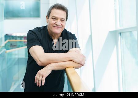 Madrid, Spanien. 16th. Februar 2022. Der Schauspieler Pedro Mari Sanchez posiert während einer Porträtsitzung im Canal Theater in Madrid. Kredit: SOPA Images Limited/Alamy Live Nachrichten Stockfoto