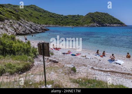 Einer der Strände von Porto Timoni - berühmter Doppelstrand in der Nähe des Dorfes Afionas auf der griechischen Insel Korfu Stockfoto