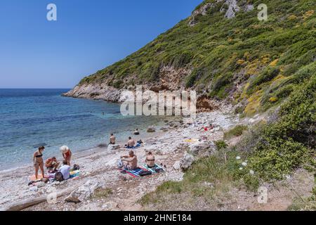 Einer der Strände von Porto Timoni - berühmter Doppelstrand in der Nähe des Dorfes Afionas auf der griechischen Insel Korfu Stockfoto