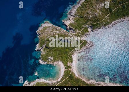 Drohnenansicht von Porto Timoni und Limni Strand - berühmter Doppelstrand in der Nähe von Afionas Dorf auf der griechischen Insel Korfu Stockfoto