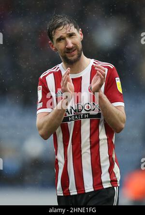 Chris Basham von Sheffield United applaudiert den Fans nach dem Spiel der Sky Bet Championship im John Smith Stadium, Huddersfield. Bilddatum: Samstag, 12. Februar 2022. Stockfoto