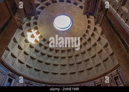 Rom, Italien, 26. Juni 2014: Touristen erkunden das Pantheon an der Piazza della Rotonda an einem wolkenlosen Sommertag. Stockfoto