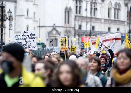 Die Teilnehmer versammeln sich und marschieren während einer Kundgebung gegen das Gesetz von Polizei, Verbrechen, Verurteilung und Gerichten im Zentrum von London. Stockfoto