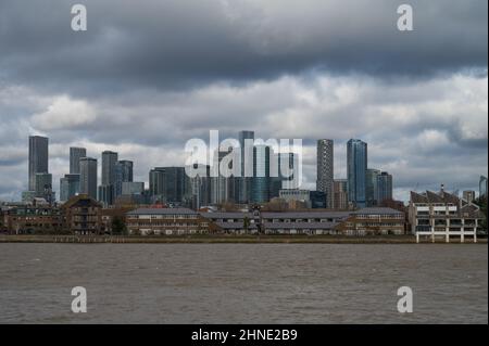 Blick über die Themse von Greenwich, dem Finanzviertel von Canary Wharf, unter einem dunklen, stürmischen Himmel. London, England, Großbritannien Stockfoto