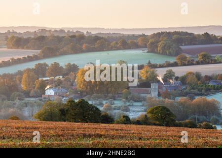 Herbstaufgang über dem Dorf Great Shefford im Lambourn Valley, Great Shefford, in der Nähe von Newbury, Vereinigtes Königreich, Europa Stockfoto
