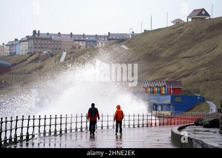 In Whitby Yorkshire treffen große Wellen auf die Meereswand, bevor der Sturm Dudley von Mittwochnacht bis Donnerstagmorgen den Norden Englands/Südschottlands trifft, dicht gefolgt vom Sturm Eunice, der am Freitag starke Winde und die Möglichkeit von Schnee bringen wird. Bilddatum: Mittwoch, 16. Februar 2022. Stockfoto
