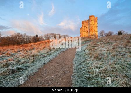 Fußweg zu den Ruinen von Donnington Castle am frostigen Wintermorgen, Newbury, Bekshire, England, Vereinigtes Königreich, Europa Stockfoto