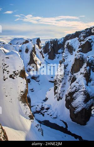 Fjaðrárgljúfur Canyon im Schnee, ein isländischer Drehort in Game of Thrones Stockfoto