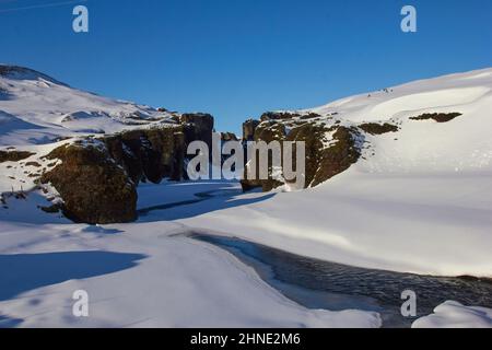 Fjaðrárgljúfur Canyon im Schnee, ein isländischer Drehort in Game of Thrones Stockfoto