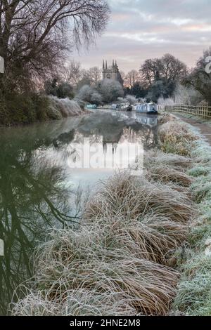 Frostiger Wintermorgen mit St. Lawrence's Kirche auf dem Kennet und Avon Canal, Hungerford, berkshire, England, Vereinigtes Königreich, Europa Stockfoto