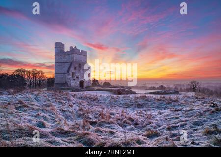 Ruinen von Donnington Castle bei frostigen Wintersonnenaufgängen, Newbury, West berkshire, England, Vereinigtes Königreich, Europa Stockfoto