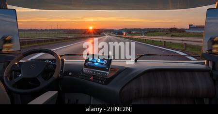 Blick hinter das Steuer eines Mercedes-Elektro-LKWs Stockfoto