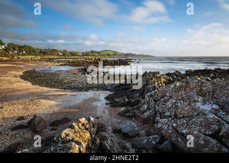 Strand und felsige Küste am Solway Firth, Rockcliffe, Dalbeattie, Dumfries und Galloway, Schottland, Vereinigtes Königreich, Europa Stockfoto